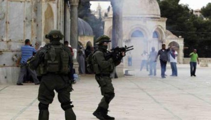 لليوم الثاني : شرطة الاحتلال تقتحم المسجد الأقصى بقنابل الصوت والرصاص المطاطي