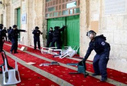 مدير "أوقاف" القدس: قوات الشرطة الإسرائيلية وصلت بأحذيتها إلى منبر المسجد الأقصى