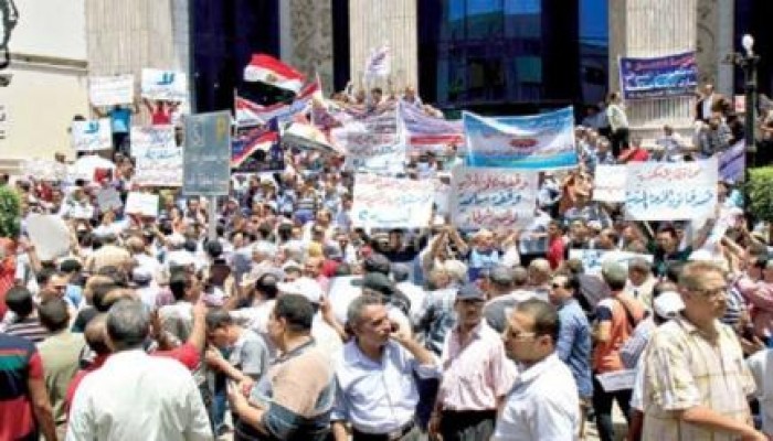 بموجب القانون الجديد : الانقلاب يستعد لتشريد 700 ألف موظف