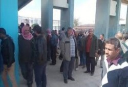 الشرقية.. عمال شركة الغزل والنسيج يقطعون الطريق للمطالبة بمرتباتهم