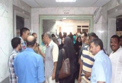 بالصور.. وقفة إحجاجية لممرضات مستشفى "أسوان الجامعي" بعد إعتداء طبيب علي زميلتهن
