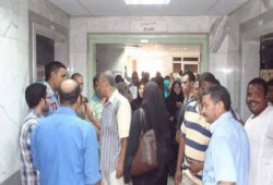 بالصور.. وقفة إحجاجية لممرضات مستشفى "أسوان الجامعي" بعد إعتداء طبيب علي زميلتهن