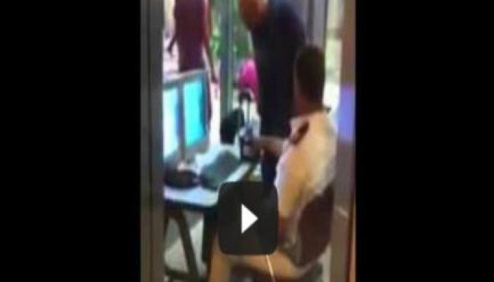 شرطي يتلقي رشوة في مطار القاهرة (فيديو)