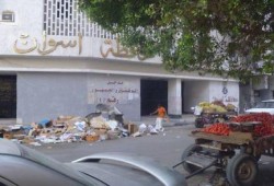 بالصور.. عمال النظافة في أسوان يضربون عن العمل إحتجاجا علي عدم تثبيتهم