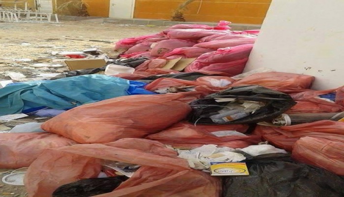 بالصور.. نفايات مستشفى أسوان الجامعي “كارثة” تهدد حياة الأهالي