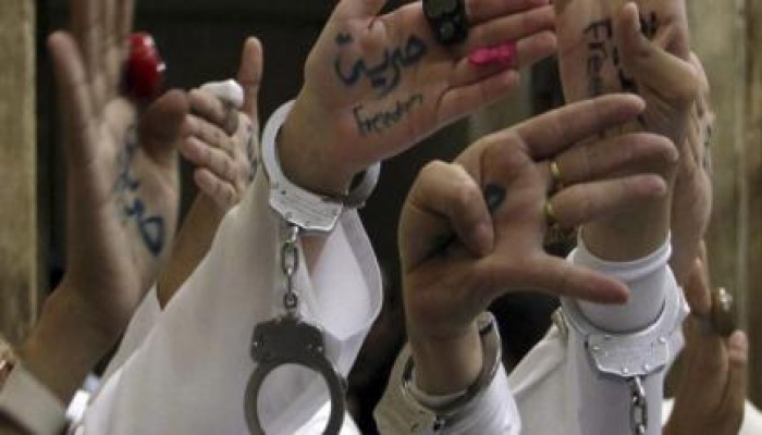 نجلة المعتقلة “حكمت ناصف”: والدتي تموت بالبطئ بسجن منية النصر بدمياط