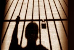 أمن الانقلاب يعتدي على معتقلين بسجن العقرب ويقيديهم من الخلف داخل الزنازين