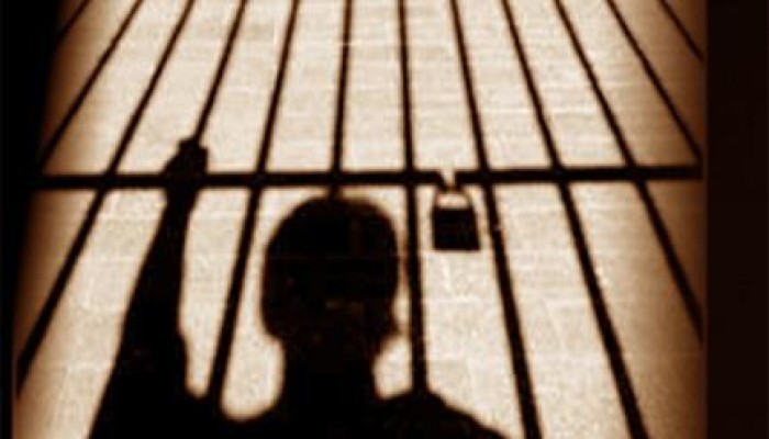 أمن الانقلاب يعتدي على معتقلين بسجن العقرب ويقيديهم من الخلف داخل الزنازين