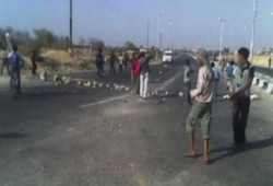 أهالي فيصل وصفط اللبن يقطعون الدائري احتجاجا على الانقطاع الدائم للمياه