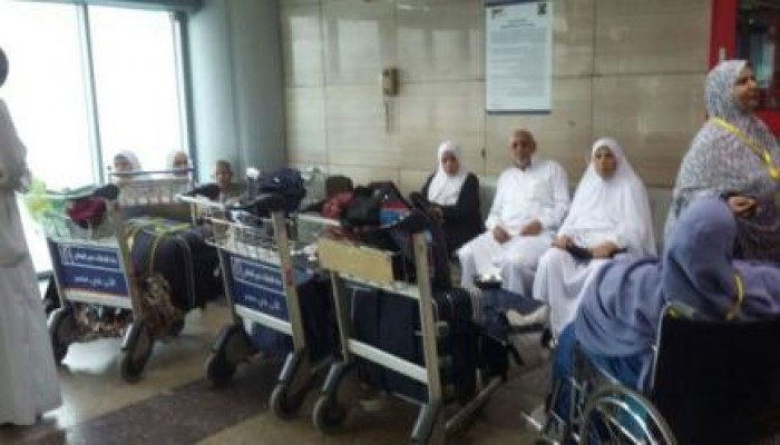 تجمهر عشرات الحجاج بمطار القاهرة بعد إلغاء رحلتهم