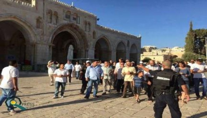 اقتحام المسجد الأقصى واعتقال 10 بينهم فتاة