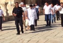 مستوطنون يقتحمون الأقصى بلباس الكهنة اليهود