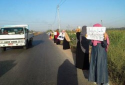 دمياط : سلسلة بشرية لنساء ضد الانقلاب بـ "أم الرضا"