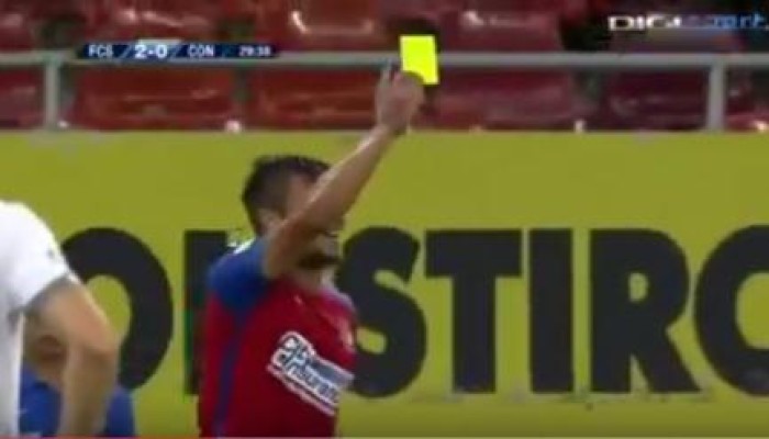 في لقطة طريفة.. لاعب روماني يرفع الكارت الأصفر في وجه معرقله بدلاً من الحكم