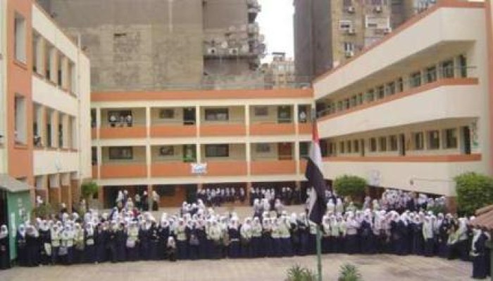 فقط فى عهد الانقلاب: طرد الطلاب من المدرسة.. والمديرة: مالكوش فصول