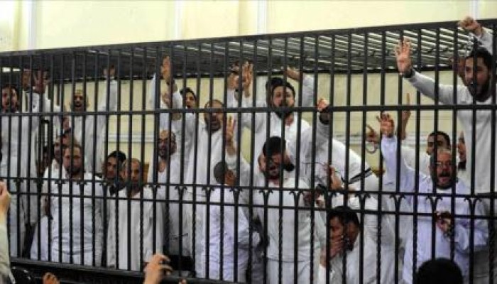 قضاء الانقلاب يقضي بالإعدام لـ 3 والمؤبد لـ25 من معارضي الانقلاب بالإسكندرية