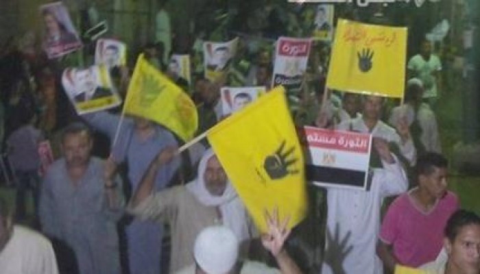 الجيزة: ثوار المنصورية يرفعون صور الرئيس مرسي في فعالية حاشدة