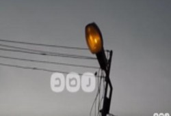 شاهد: أعمدة الإنارة مضاءة نهارًا بعدد من شوارع محافظة الفيوم