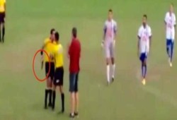 بدلا من إشهار البطاقة الصفراء.. حكم يشهر "مسدسه" في وجه لاعبين في البرازيل