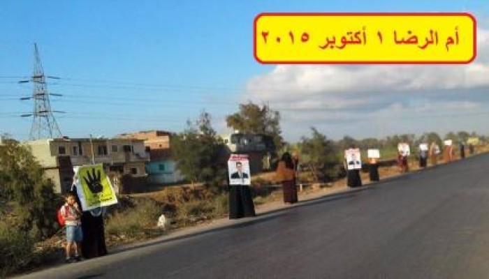 حرائر دمياط ينددن بجرائم العسكر بسلسلة بشرية