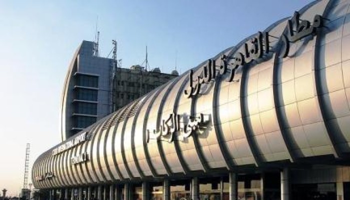 الانقلاب يغلق المجال الجوي لمطار القاهرة ساعة ونصف
