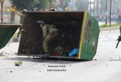 صورة و تعليق : جندي صهيوني يختبئ في صندوق القمامة خوفاً من شباب المقاومة
