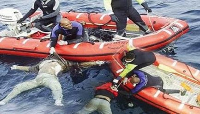 غرق مركب هجرة غير شرعية والجثث تنتشر على شاطئ  كفر الشيخ