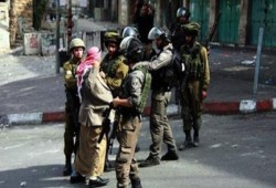 مسن يواجه جنود "جيش الاحتلال" ويمنعهم من اطلاق النار على المتظاهرين الفلسطينيين (فيديو)