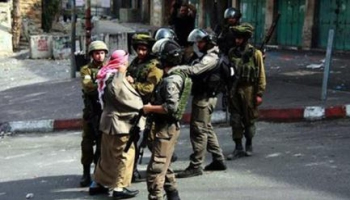 مسن يواجه جنود "جيش الاحتلال" ويمنعهم من اطلاق النار على المتظاهرين الفلسطينيين (فيديو)