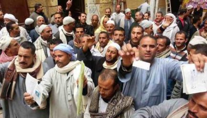 عمال "أوقاف الإسكندرية" المستبعدين يواصلون اضرابهم لليوم الثاني