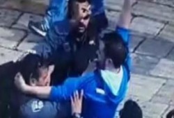 (الانتفاضة انطلقت).. شاهد لحظة اشتباك شهيد فلسطيني مع شرطة الصهاينة وطعنهم قبل استشهاده