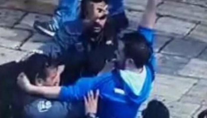(الانتفاضة انطلقت).. شاهد لحظة اشتباك شهيد فلسطيني مع شرطة الصهاينة وطعنهم قبل استشهاده