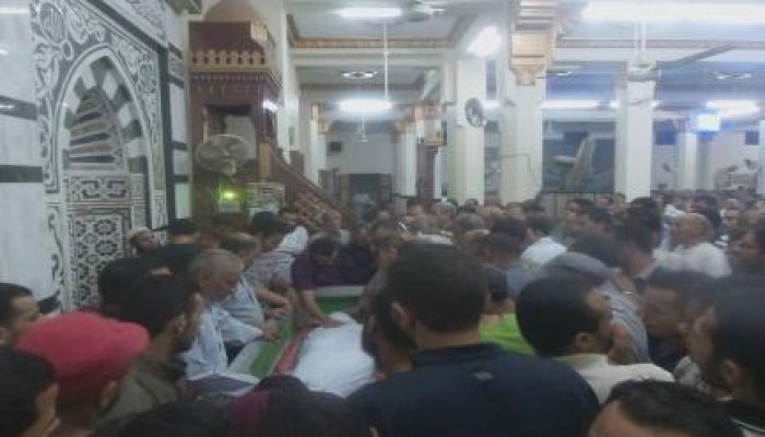 هتافات وداع وأخري متوعدة بالقصاص في جنازة الشهيد " مصطفي رمضان " بالفيوم