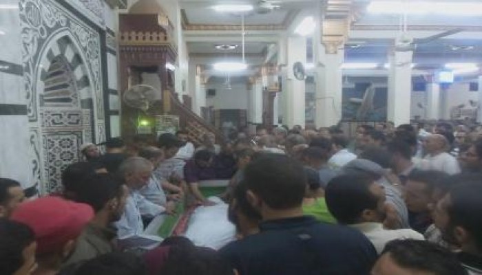 هتافات وداع وأخري متوعدة بالقصاص في جنازة الشهيد " مصطفي رمضان " بالفيوم