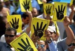 التحقيق مع رئيس القناة السابعة في التلفزيون الرسمي المصري بسبب إشارة "رابعة"