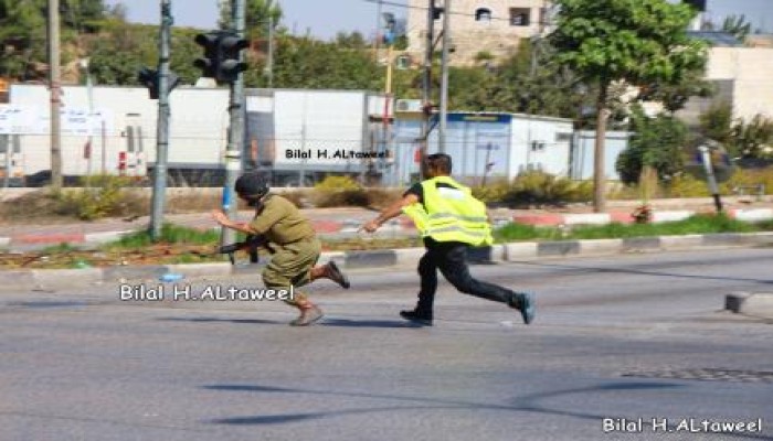 بالصور .. شاب فلسطيني يطعن جندي صهيوني وسط زملائه ويرتقي شهيدا