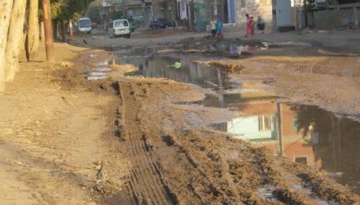 بالصور.. انهيار شبكة الطرق والصرف الصحي بمدينة بلبيس
