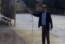 سكرتير عام "سوهاج" يرش فناء مدرسة بالمياه في انتظار وصول الناخبين!!
