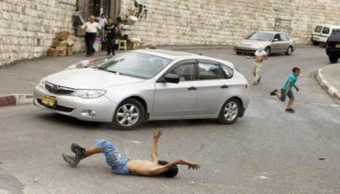 إصابة فتاة فلسطينية دهسها مستوطن بالخليل