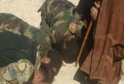 صورة جنود المجرم "بشار" يسجدون لـ"النمر" تثير الغضب بمواقع التواصل