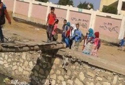 وسط تجاهل الانقلاب.. طلاب يواجهون خطر الموت يوميًا بالشرقية بسبب "المعدية"(صور)