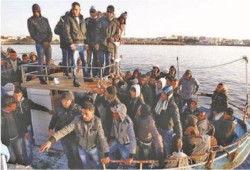 المصريون يهربون من فشل الانقلاب .. على مركب واحد 560 مصريًّا يهاجرون إلى إيطاليا