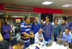 صحفيو المصري اليوم يحررون محضرًا ضد مؤسس الجريدة لمنعهم من الدخول