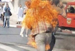 شاب يشعل النار في نفسه في ميدان التحرير