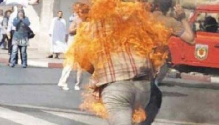 شاب يشعل النار في نفسه في ميدان التحرير