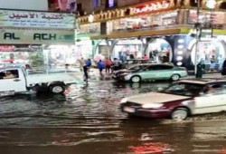 الدقهلية: تغرق في مياه الأمطار.. والأهالي يقاومون بـ "المساحات"