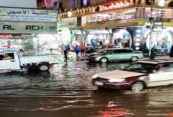 الدقهلية: تغرق في مياه الأمطار.. والأهالي يقاومون بـ "المساحات"