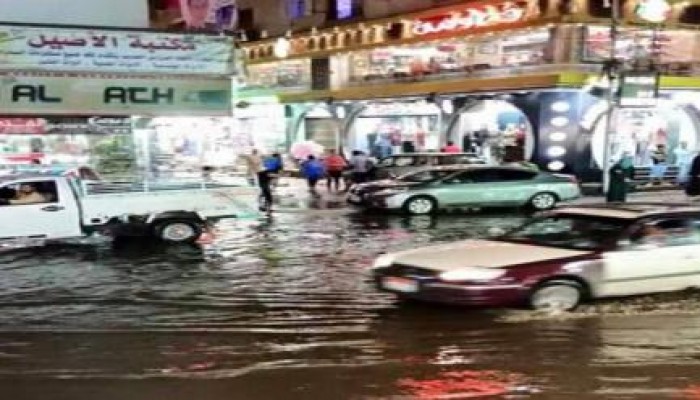 الدقهلية: تغرق في مياه الأمطار.. والأهالي يقاومون بـ "المساحات"