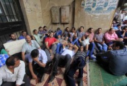 لليوم الثاني.. إضراب عمال الأوقاف تنديداً بتخفيض رواتبهم