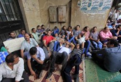 لليوم الثاني.. إضراب عمال الأوقاف تنديداً بتخفيض رواتبهم